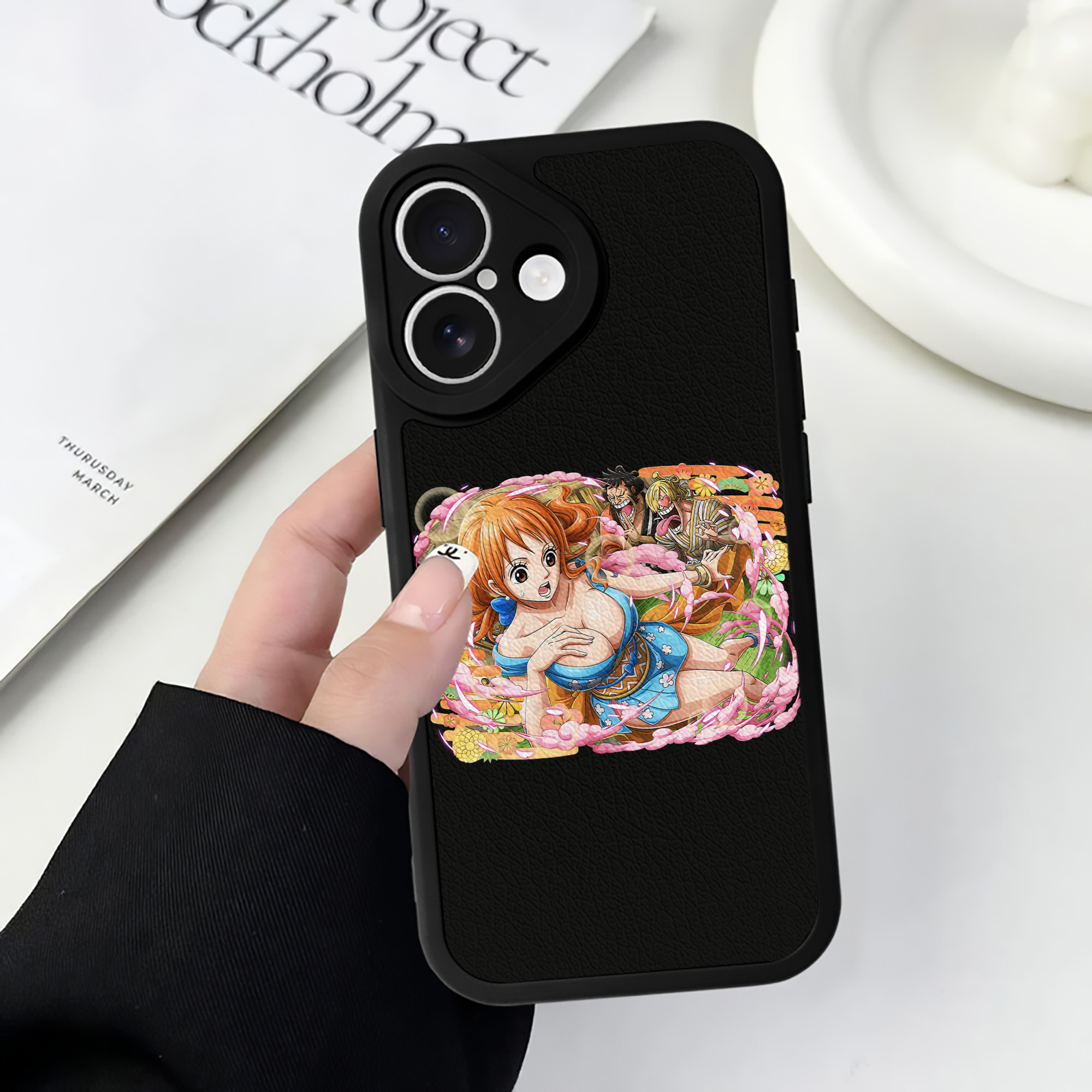（画像用） ワンピース ナミ ONE PIECE Nami 【iPhone 16シリーズ対応】シリコンスマホケース（レザー調） 材質：シリコン